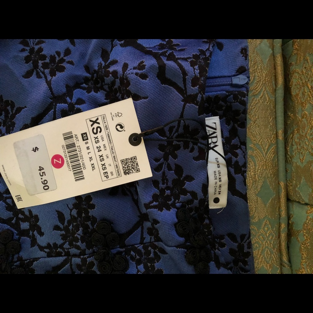 Zara brocade mini skirt with black accent closure. Full zip back. Size XS - Picture 3 of 5